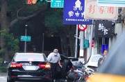 武威台当局这个单位的公车，给了狗了